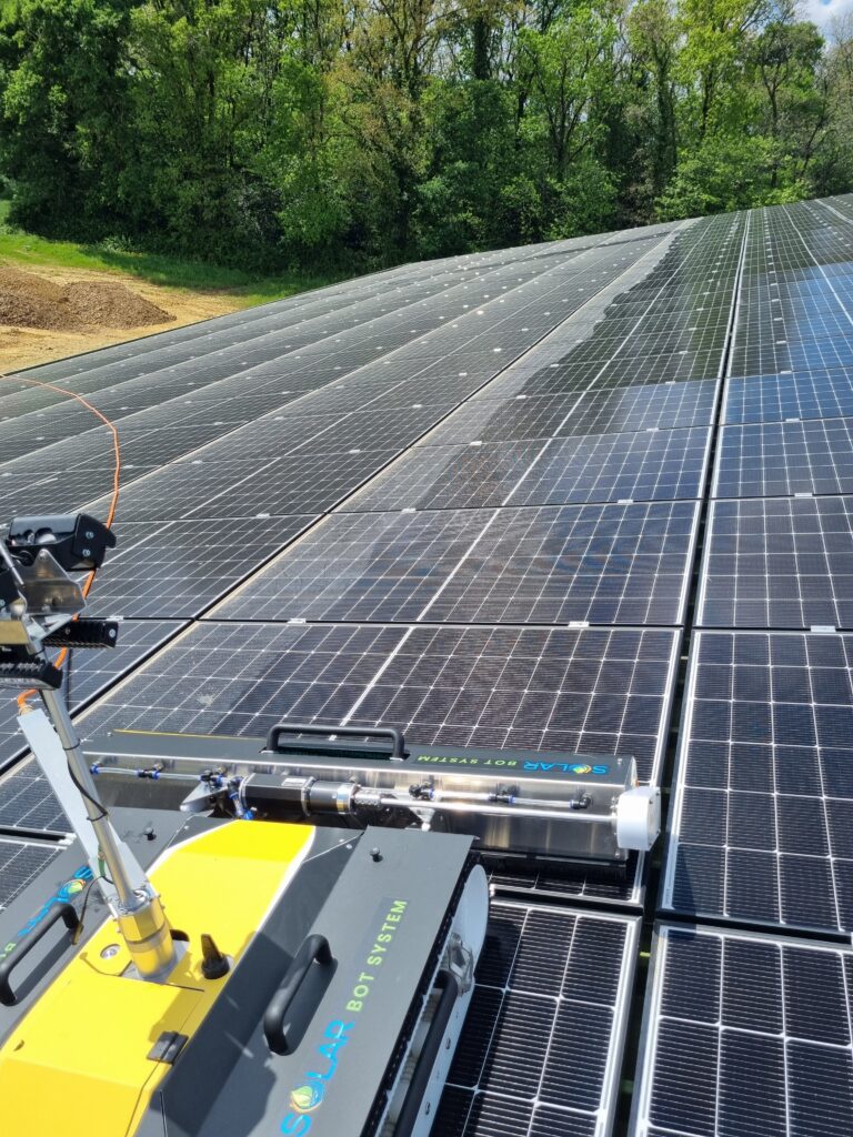 Robot de nettoyage de panneaux solaires