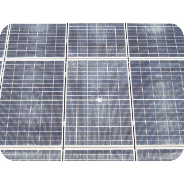 Gros plan sur des panneaux solaires avec un panneau central présentant des traces ou dommages visibles