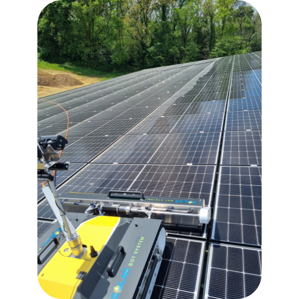 Robot de nettoyage Solar Bot System en action sur des panneaux solaires avec un paysage naturel en arrière-plan
